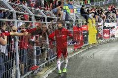 1. Bundesliga - Fußball - DFB-Pokal - Ergebirge Aue - FC Ingolstadt 04 - 7:8 n. E. - Jubel mit den Fans Sieg Fahnen, mitte Alfredo Morales (6, FCI) klatscht ab