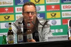 1. Bundesliga - Fußball - DFB-Pokal - Ergebirge Aue - FC Ingolstadt 04 - 7:8 n. E. - Pressekonferenz, links Cheftrainer Markus Kauczinski (FCI) und rechts Cheftrainer Pavel Dotchel (Aue) und mitte Aue Pressesprecher Thöne