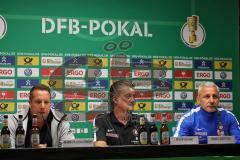 1. Bundesliga - Fußball - DFB-Pokal - Ergebirge Aue - FC Ingolstadt 04 - 7:8 n. E. - Pressekonferenz, links Cheftrainer Markus Kauczinski (FCI) und rechts Cheftrainer Pavel Dotchel (Aue) und mitte Aue Pressesprecher Thöne