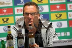 1. Bundesliga - Fußball - DFB-Pokal - Ergebirge Aue - FC Ingolstadt 04 - 7:8 n. E. - Pressekonferenz, links Cheftrainer Markus Kauczinski (FCI) und rechts Cheftrainer Pavel Dotchel (Aue) und mitte Aue Pressesprecher Thöne