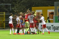 1. Bundesliga - Fußball - DFB-Pokal - Ergebirge Aue - FC Ingolstadt 04 - 7:8 n. E. - Tobias Levels (28, FCI) trifft zum Sieg 7:8 Jubel Tor, das FCI Team läuft zum Torwart