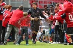 1. Bundesliga - Fußball - FC Ingolstadt 04 - Saisoneröffnung im Audi Sportpark - Einlauf der Spieler, Mannschaft, Fans, Jubel, abklatschen, Co-Trainer Argirios Giannikis (FCI)