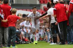 1. Bundesliga - Fußball - FC Ingolstadt 04 - Saisoneröffnung im Audi Sportpark - Einlauf der Spieler, Mannschaft, Fans, Jubel, abklatschen, Alfredo Morales (6, FCI)