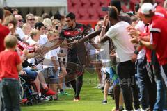 1. Bundesliga - Fußball - FC Ingolstadt 04 - Saisoneröffnung im Audi Sportpark - Einlauf der Spieler, Mannschaft, Fans, Jubel, abklatschen, Darío Lezcano (11, FCI)