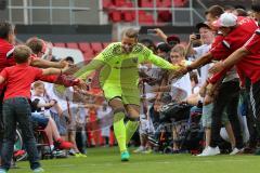 1. Bundesliga - Fußball - FC Ingolstadt 04 - Saisoneröffnung im Audi Sportpark - Einlauf der Spieler, Mannschaft, Fans, Jubel, abklatschen, Torwart Örjan Haskjard Nyland (26, FCI)