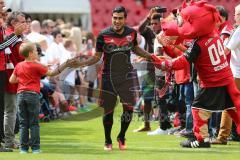 1. Bundesliga - Fußball - FC Ingolstadt 04 - Saisoneröffnung im Audi Sportpark - Einlauf der Spieler, Mannschaft, Fans, Jubel, abklatschen, Darío Lezcano (11, FCI)