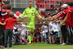 1. Bundesliga - Fußball - FC Ingolstadt 04 - Saisoneröffnung im Audi Sportpark - Einlauf der Spieler, Mannschaft, Fans, Jubel, abklatschen, Torwart Christian Ortag (39, FCI)