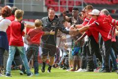 1. Bundesliga - Fußball - FC Ingolstadt 04 - Saisoneröffnung im Audi Sportpark - Einlauf der Spieler, Mannschaft, Fans, Jubel, abklatschen, Cheftrainer Markus Kauczinski (FCI)