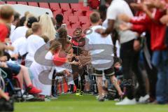 1. Bundesliga - Fußball - FC Ingolstadt 04 - Saisoneröffnung im Audi Sportpark - Einlauf der Spieler, Mannschaft, Fans, Jubel, abklatschen, Marvin Matip (34, FCI)