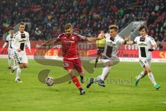 1. Bundesliga - Fußball - FC Ingolstadt 04 - SC Freiburg - Lukas Hinterseer (16, FCI) gegen Philipp, Maximilian (26 Freiburg)