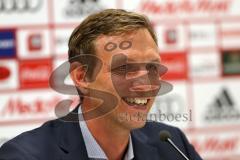 1. Bundesliga - Fußball - FC Ingolstadt 04 - 1. Training und Trainervorstellung - Cheftrainer Markus Kauczinski (FCI) mit Sportdirektor Thomas Linke (FCI)  und Pressesprecher Oliver Samwald (FCI)