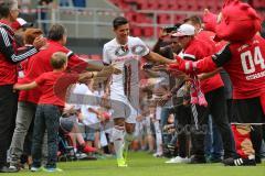 1. Bundesliga - Fußball - FC Ingolstadt 04 - Saisoneröffnung im Audi Sportpark - Einlauf der Spieler, Mannschaft, Fans, Jubel, abklatschen, Alfredo Morales (6, FCI)