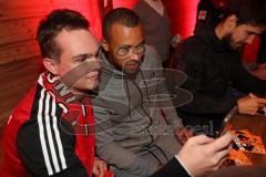 1. Bundesliga - Fußball - FC Ingolstadt 04 - Fantreffen in der Stiftl Alm - Französischer Spieler Neuzugang Marcel Tisserand (32, FCI) mit Fan Selfie