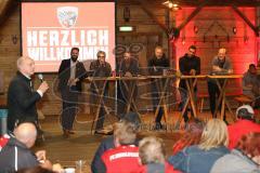 1. Bundesliga - Fußball - FC Ingolstadt 04 - Fantreffen in der Stiftl Alm - Fanvorstand Matthias Fischer, Italo Mele Cheftrainer Markus Kauczinski (FCI) Sportdirektor Thomas Linke (FCI) Marvin Matip (34, FCI) Tobias Levels (28, FCI) hören dem Fan zu