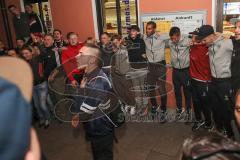 1. Bundesliga - Fußball - FC Ingolstadt 04 - Ingolstadt steigt ab. Spieler begrüßen und bedanken sich bei den mitgereisten Fans am IN Hauptbahnhof, Pascal Groß (10, FCI) Stefan Lex (14, FCI) Sonny Kittel (21, FCI) Torwart Martin Hansen (35, FCI) Romain Br