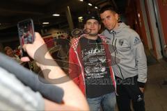 1. Bundesliga - Fußball - FC Ingolstadt 04 - Ingolstadt steigt ab. Spieler begrüßen und bedanken sich bei den mitgereisten Fans am IN Hauptbahnhof, Selfie Stefan Lex (14, FCI)