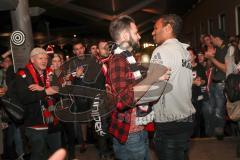 1. Bundesliga - Fußball - FC Ingolstadt 04 - Ingolstadt steigt ab. Spieler begrüßen und bedanken sich bei den mitgereisten Fans am IN Hauptbahnhof, Ansprache Marvin Matip (34, FCI) vor ca. 300 Fans, mit Fanvorstand Matthias Fischer