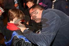 1. Bundesliga - Fußball - FC Ingolstadt 04 - Fantreffen in der Stiftl Alm - Cheftrainer Markus Kauczinski (FCI) lässt sich mit den Fans fotografieren Autogramme Selfie