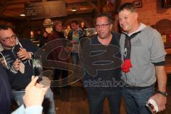 1. Bundesliga - Fußball - FC Ingolstadt 04 - Fantreffen in der Stiftl Alm - Cheftrainer Markus Kauczinski (FCI) lässt sich mit den Fans fotografieren Autogramme Selfie