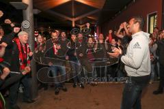 1. Bundesliga - Fußball - FC Ingolstadt 04 - Ingolstadt steigt ab. Spieler begrüßen und bedanken sich bei den mitgereisten Fans am IN Hauptbahnhof, Ansprache Marvin Matip (34, FCI) vor ca. 300 Fans