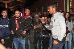 1. Bundesliga - Fußball - FC Ingolstadt 04 - Ingolstadt steigt ab. Spieler begrüßen und bedanken sich bei den mitgereisten Fans am IN Hauptbahnhof, Ansprache Marvin Matip (34, FCI) vor ca. 300 Fans