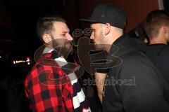 1. Bundesliga - Fußball - FC Ingolstadt 04 - Ingolstadt steigt ab. Spieler begrüßen und bedanken sich bei den mitgereisten Fans am IN Hauptbahnhof, Fanvorstand Matthias Fischer mit Pascal Groß (10, FCI)