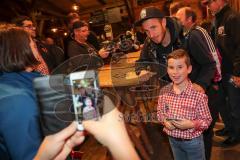 1. Bundesliga - Fußball - FC Ingolstadt 04 - Fantreffen in der Stiftl Alm - Moritz Hartmann (9, FCI) mit Fan Selfie Foto