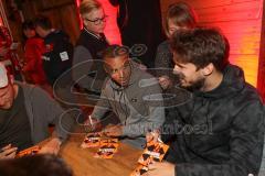 1. Bundesliga - Fußball - FC Ingolstadt 04 - Fantreffen in der Stiftl Alm - Französische Spieler Marcel Tisserand (32, FCI) und Romain Brégerie (18, FCI) geben Autogramme