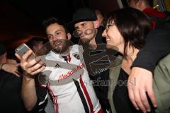 1. Bundesliga - Fußball - FC Ingolstadt 04 - Ingolstadt steigt ab. Spieler begrüßen und bedanken sich bei den mitgereisten Fans am IN Hauptbahnhof, Foto mit Pascal Groß (10, FCI)