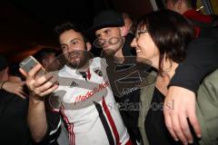 1. Bundesliga - Fußball - FC Ingolstadt 04 - Ingolstadt steigt ab. Spieler begrüßen und bedanken sich bei den mitgereisten Fans am IN Hauptbahnhof, Foto mit Pascal Groß (10, FCI)