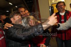 1. Bundesliga - Fußball - FC Ingolstadt 04 - Ingolstadt steigt ab. Spieler begrüßen und bedanken sich bei den mitgereisten Fans am IN Hauptbahnhof - Selfie mit den Fans Marvin Matip (34, FCI)