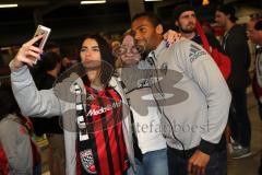 1. Bundesliga - Fußball - FC Ingolstadt 04 - Ingolstadt steigt ab. Spieler begrüßen und bedanken sich bei den mitgereisten Fans am IN Hauptbahnhof - Selfie mit den Fans Marvin Matip (34, FCI)