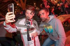 1. Bundesliga - Fußball - FC Ingolstadt 04 - Fantreffen in der Stiftl Alm - Stefan Lex (14, FCI) mit Fan Selfie Foto