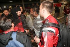 1. Bundesliga - Fußball - FC Ingolstadt 04 - Ingolstadt steigt ab. Spieler begrüßen und bedanken sich bei den mitgereisten Fans am IN Hauptbahnhof - Marvin Matip (34, FCI) grüßt Fans