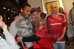 1. Bundesliga - Fußball - FC Ingolstadt 04 - Ingolstadt steigt ab. Spieler begrüßen und bedanken sich bei den mitgereisten Fans am IN Hauptbahnhof - Selfie mit den Fans Marvin Matip (34, FCI)