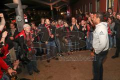 1. Bundesliga - Fußball - FC Ingolstadt 04 - Ingolstadt steigt ab. Spieler begrüßen und bedanken sich bei den mitgereisten Fans am IN Hauptbahnhof, Ansprache Marvin Matip (34, FCI) vor ca. 300 Fans