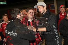 1. Bundesliga - Fußball - FC Ingolstadt 04 - Ingolstadt steigt ab. Spieler begrüßen und bedanken sich bei den mitgereisten Fans am IN Hauptbahnhof - Romain Brégerie (18, FCI) begrüßt Fans