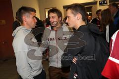 1. Bundesliga - Fußball - FC Ingolstadt 04 - Ingolstadt steigt ab. Spieler begrüßen und bedanken sich bei den mitgereisten Fans am IN Hauptbahnhof - Stefan Lex (14, FCI) mit Fans