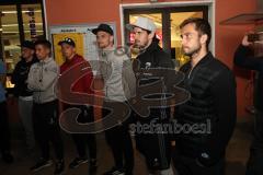 1. Bundesliga - Fußball - FC Ingolstadt 04 - Ingolstadt steigt ab. Spieler begrüßen und bedanken sich bei den mitgereisten Fans am IN Hauptbahnhof, Pascal Groß (10, FCI) Stefan Lex (14, FCI) Sonny Kittel (21, FCI) Torwart Martin Hansen (35, FCI) Romain Br