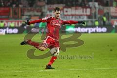 1. Bundesliga - Fußball - FC Ingolstadt 04 - SC Freiburg - Pascal Groß (10, FCI) nimmt den Ball aus der Luft