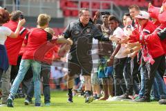1. Bundesliga - Fußball - FC Ingolstadt 04 - Saisoneröffnung im Audi Sportpark - Einlauf der Spieler, Mannschaft, Fans, Jubel, abklatschen, Cheftrainer Markus Kauczinski (FCI)