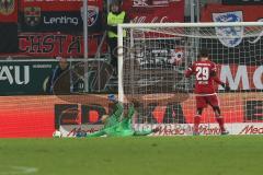 1. Bundesliga - Fußball - FC Ingolstadt 04 - SC Freiburg - Torwart Martin Hansen (35, FCI) rettet den Ball