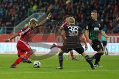 1. Bundesliga - Fußball - FC Ingolstadt 04 - FC Augsburg - Darío Lezcano (11, FCI) Martin Hinteregger (FCA 36)