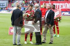 1. BL - Saison 2016/2017 - FC Ingolstadt 04 - FC Schalke 04 - Pascal Groß (#10 FCI) wird vonFrank Dreves verabschiedet - Foto: Meyer Jürgen