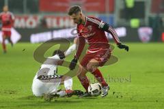 1. Bundesliga - Fußball - FC Ingolstadt 04 - SC Freiburg - Stenzel, Pascal (15 Freiburg) am Boden rechts Mathew Leckie (7, FCI)