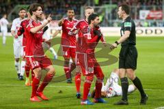 1. BL - Saison 2016/2017 - FC Ingolstadt 04 - 1.FC Köln - Almog Cohen (#36 FCI) foult Osako von FC Köln und es gibt Elfmeter - Die Spieler reklamieren beim Schiedsrichter - Foto: Meyer Jürgen