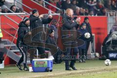 1. Bundesliga - Fußball - FC Ingolstadt 04 - Hamburger SV HSV - Cheftrainer Maik Walpurgis (FCI) am Spielfeld Gestik und links  und Co-Trainer Michael Henke (FCI) und Co-Trainer Ovid Hajou (FCI) Schrei Rufe