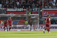 1. Bundesliga - Fußball - FC Ingolstadt 04 - TSG 1899 Hoffenheim 1:2 - Tor gegen Ingolstadt Torwart Örjan Haskjard Nyland (1, FCI) schiesst den Ball weg, hängende Köpfe Tobias Levels (28, FCI) Mathew Leckie (7, FCI)