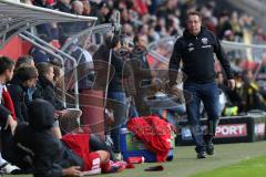 1. Bundesliga - Fußball - FC Ingolstadt 04 - Borussia Dortmund - Cheftrainer Markus Kauczinski (FCI) geht zur Bank