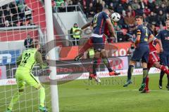 1. Bundesliga - Fußball - FC Ingolstadt 04 - RB Leipzig - hinten Roger de Oliveira Bernardo (8, FCI) Koipfball zum 1:0 Tor Jubel Treffer, Stefan Ilsanker (13 Leipzig) kommt nicht hin Torwart Peter Gulacsi (32 Leipzig) keine Chance